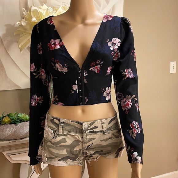 wild fable Tops - WILD FABLE NWT Floral crop top floral design size small